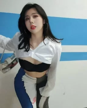 丰满大胸少妇。